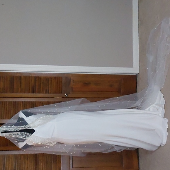 NWOT White Cathedral Tulle Veil with Scattered Faux Pearls